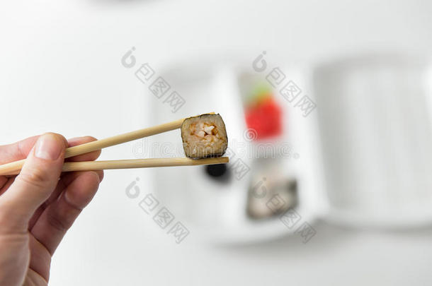 手保持辗和筷子,辗s,寿司.筷子,姜