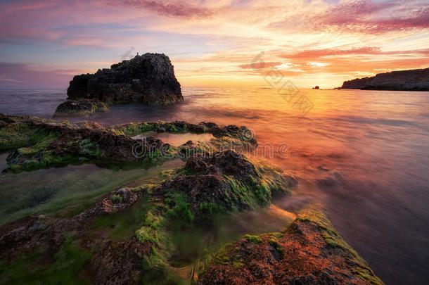 美丽的夏风景和日落,富有色彩的天和海.