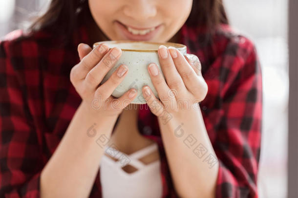女人喝饮料咖啡豆从大的杯子