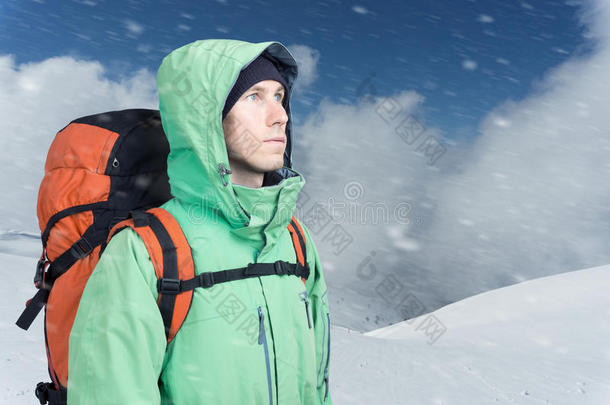 男人登山家相貌在上面反对一冬mount一inl一ndsc一pe.