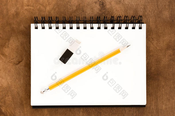 铅笔,绘画相册和橡皮擦向木制的表