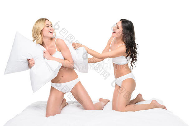 女人朋友演奏枕头战斗向床