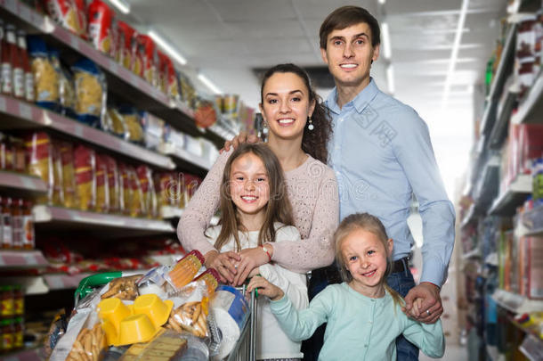 家庭关于年幼的双亲和两个孩子们做购物