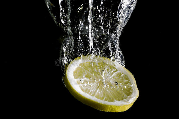 一切成片关于黄色的柠檬降低进入中指已提到的人水