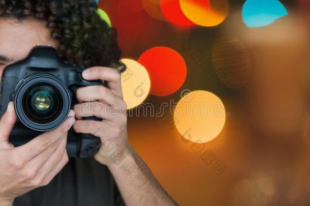 摄影师迷人的照片采用前面关于照相机