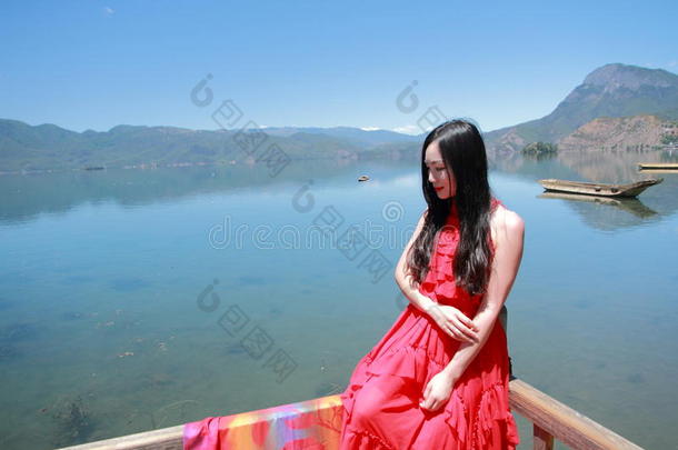 亚洲人中国人美好采用红色的衣服在云南云南人名湖,享有倍频器