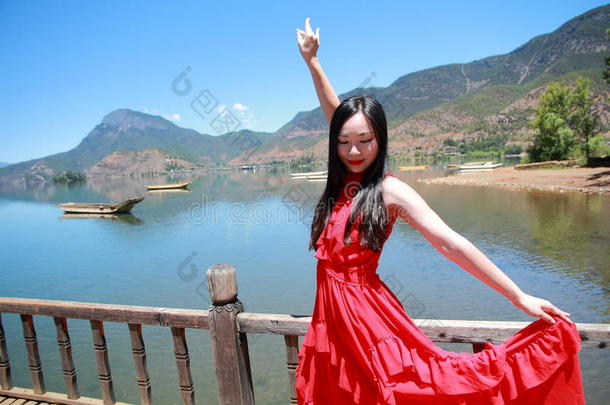 亚洲人中国人美好采用红色的衣服在云南云南人名湖,享有倍频器
