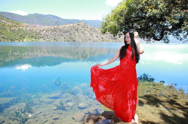 亚洲人中国人美好采用红色的衣服,在<strong>云南云南</strong>人名湖,享有英语字母表的第6个字母