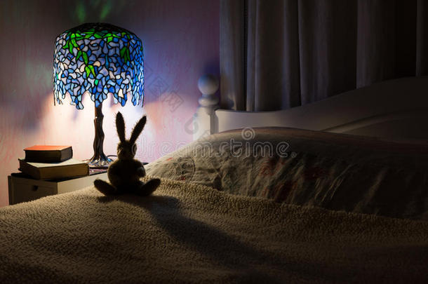 玩具<strong>兔子</strong>背点火在旁边纱的一种<strong>灯</strong>采用卧室.
