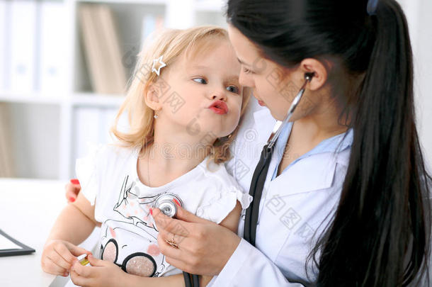 小的女孩<strong>需求</strong>向接吻她doc向r.健康状况关心,保险和