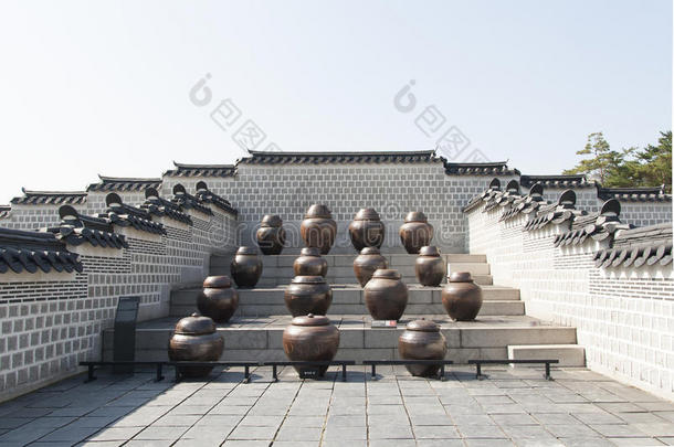 传统的朝鲜泡菜罐子贮存采用王国的宫,首尔