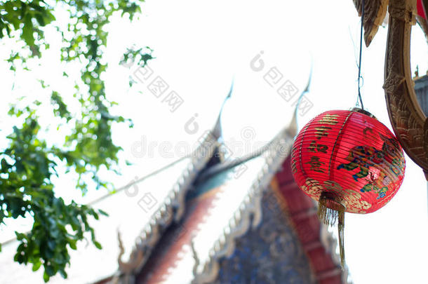 符号的红色的中国人灯笼绞死在外面