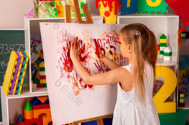 孩子们绘画手指向画架采用艺术班.