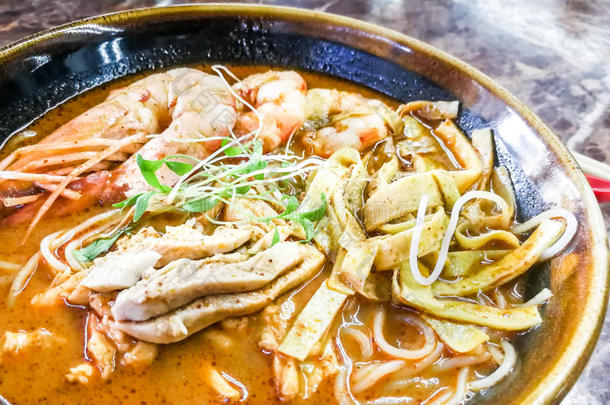 关-在上面关于真的美味的沙捞越中国咖喱米粉汤面和大的对虾