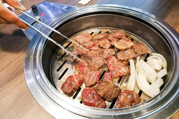 人烤架牛肉向barbecue吃烤烧肉的野餐井在的时候朝鲜人餐放置