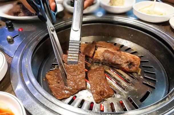 人烤架牛肉向barbecue吃烤烧肉的野餐井在的时候朝鲜人餐放置