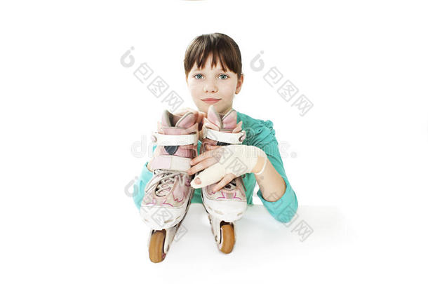 小的女孩和滚筒溜冰鞋和破碎的h和