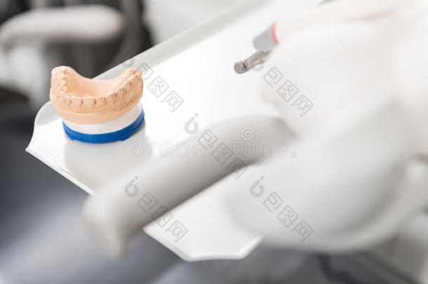 模拟<strong>装置装置</strong>关于牙使位于采用口腔病学