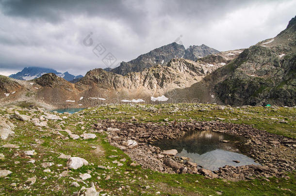 阿尔卑斯山的湖经过指已提到的人岩石