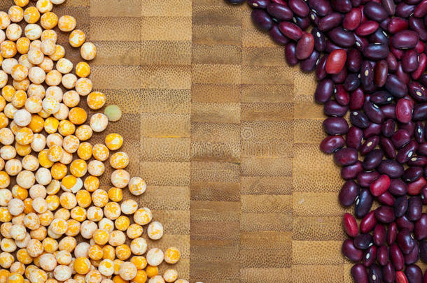 富有色彩的豆和豌豆