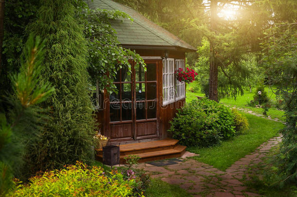木制的凉亭采用正规的夏花园