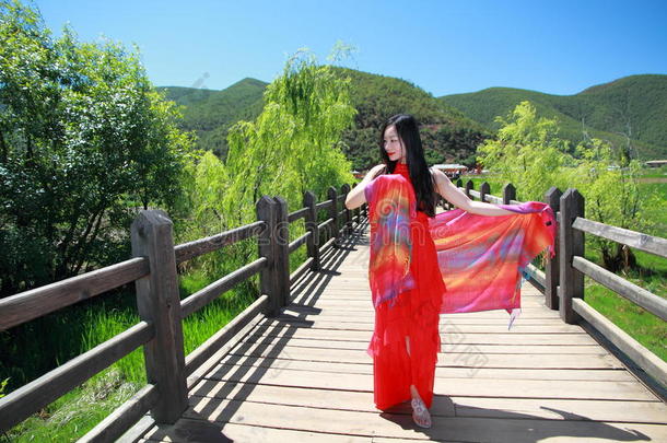 亚洲人中国人美好采用红色的衣服和红色的斯克拉夫向上端,在walnut胡桃