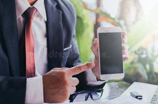 商业男人弄尖指已提到的人智能手机和工作的向指已提到的<strong>人书</strong>桌.