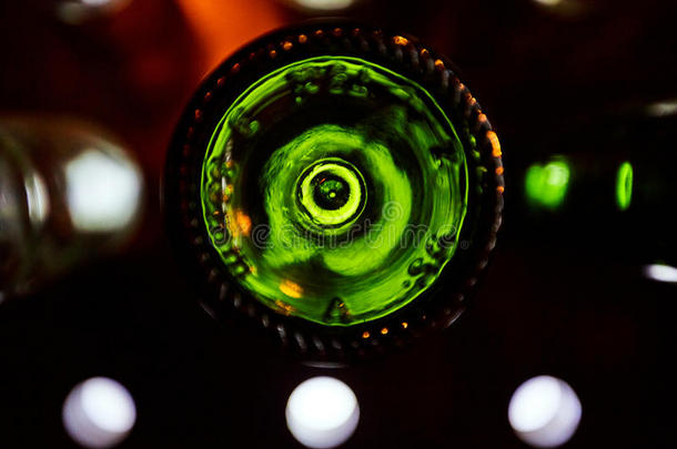 绿色的底部关于葡萄酒瓶子被照明的在旁边明亮的光