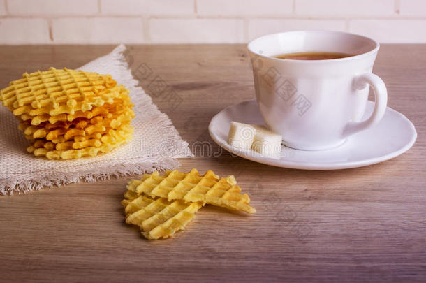 早餐和白色的杯子关于黑的茶水和蛋奶烘饼垛向纳培克