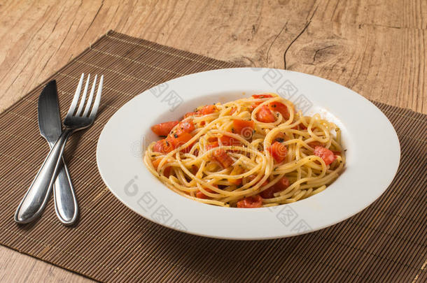 意大利面条和将切成小方块番茄