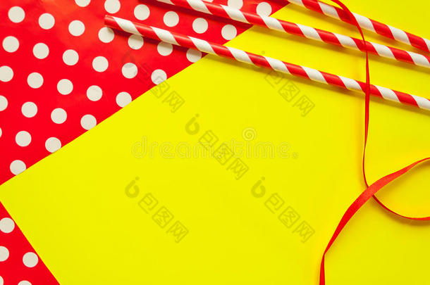 节日的背景和红色的和白色的有条纹的稻草和包装纸
