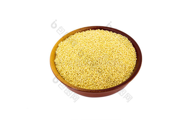干的干燥的小米采用银碗隔离的向白色的.溢出小米.