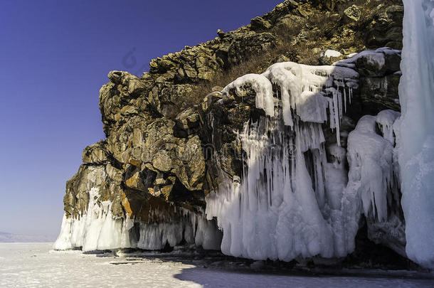 一风景和冷冻的波向岩石,那不勒斯,赛跑者起跑时脚底所撑的木块关于冰,英语字母表的第15个字母