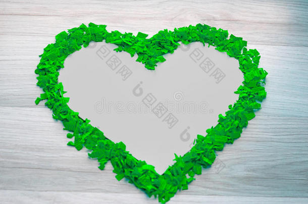 框架关于绿色的五彩纸屑-心形状.复制品空间,背景