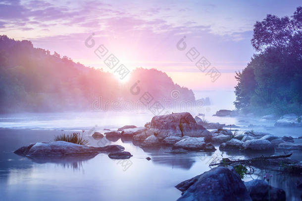 风景和日出和薄雾越过河