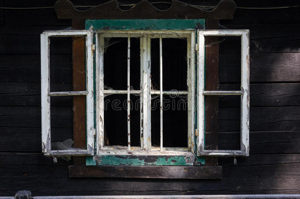 一老的木制的窗口和破碎的窗玻璃