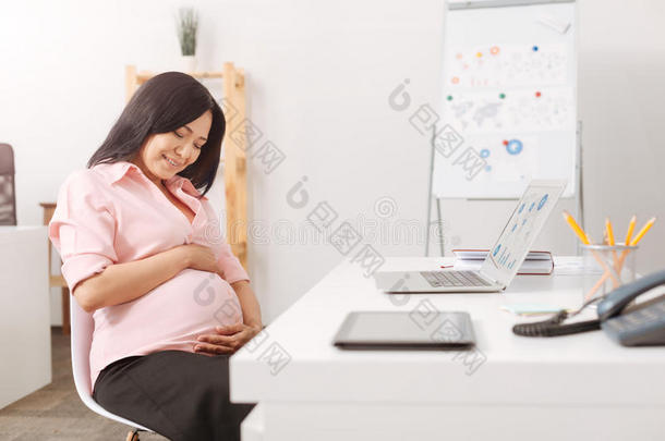 积极的怀孕的女人复杂难懂的采用使工作采用指已提到的人办公室