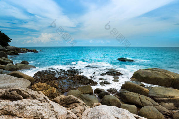 大的波浪<strong>撞击</strong>指已提到的人岩石向海岸线.
