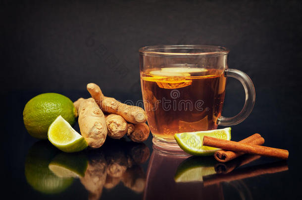 杯子和姜茶水,生的姜,酸橙向茶杯托和h向ey向弓