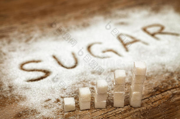 食糖立方形的东西和单词食糖向木制的背景,高的食<strong>糖人</strong>名