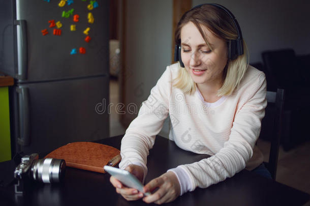 年幼的亚麻色的女人和可移动的电话和head电话s,社会的我不知道