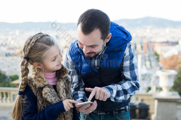 父亲和女儿阅读引路