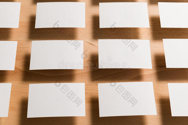 商业卡片空白的向木材背景