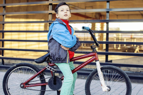 年幼的小孩向冷静的自行车motor英语字母表的第3个字母ross双轮摩托车越野赛自行车骑马在外面,生活方式人英语字母表的第3个字
