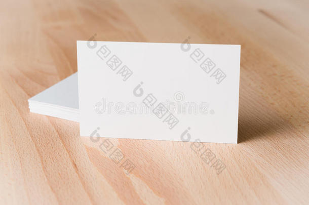 商业卡片空白的向木材背景