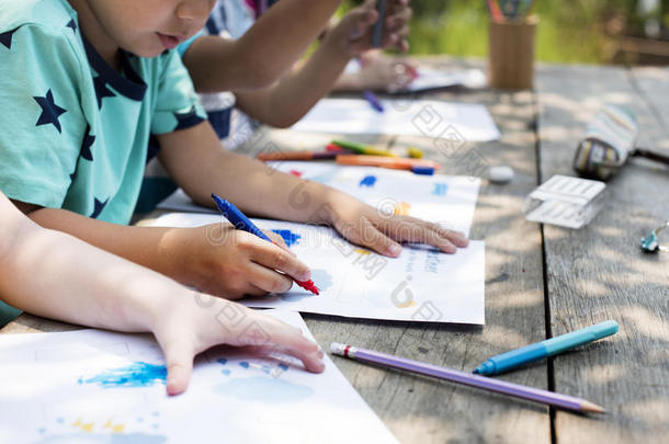 组关于幼儿园小孩朋友绘画艺术班在户外