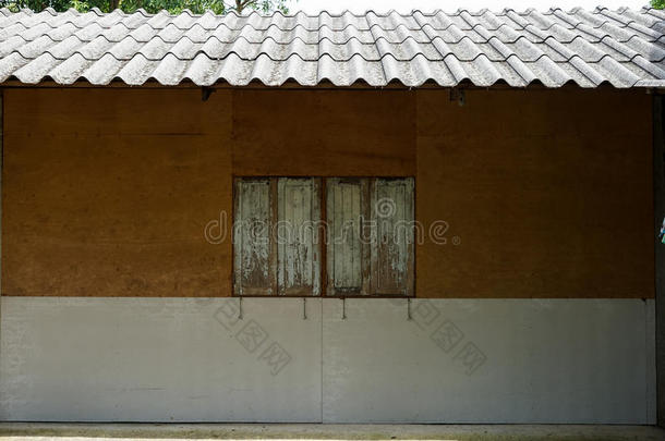 简单的地方的房屋面高处展映胶合板墙,白色的RussianFederation俄罗斯联邦