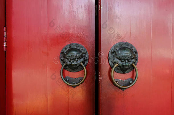 老的青<strong>铜门环</strong>和红色的门