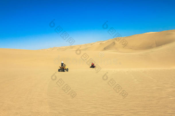 四倍操纵人-两个幸福的骑<strong>摩托</strong>车的人采用沙<strong>沙漠</strong>.