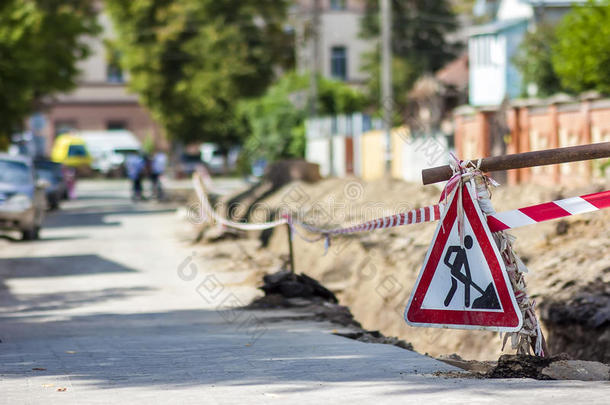 建筑物<strong>长跑</strong>运动训练向大街采用城市.红色的安全符号警告一